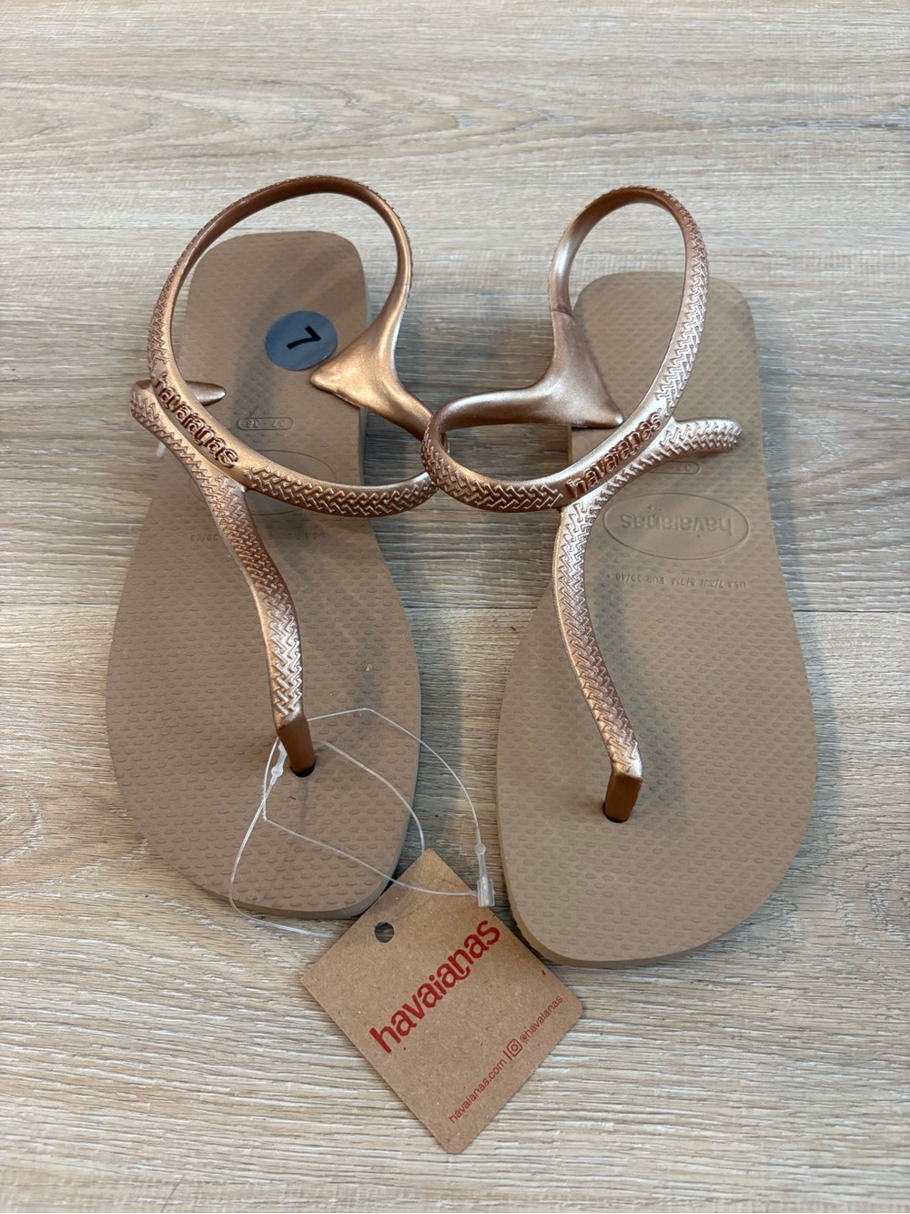 Havaianas Women’s Rose Gold Loop Strap Sandals